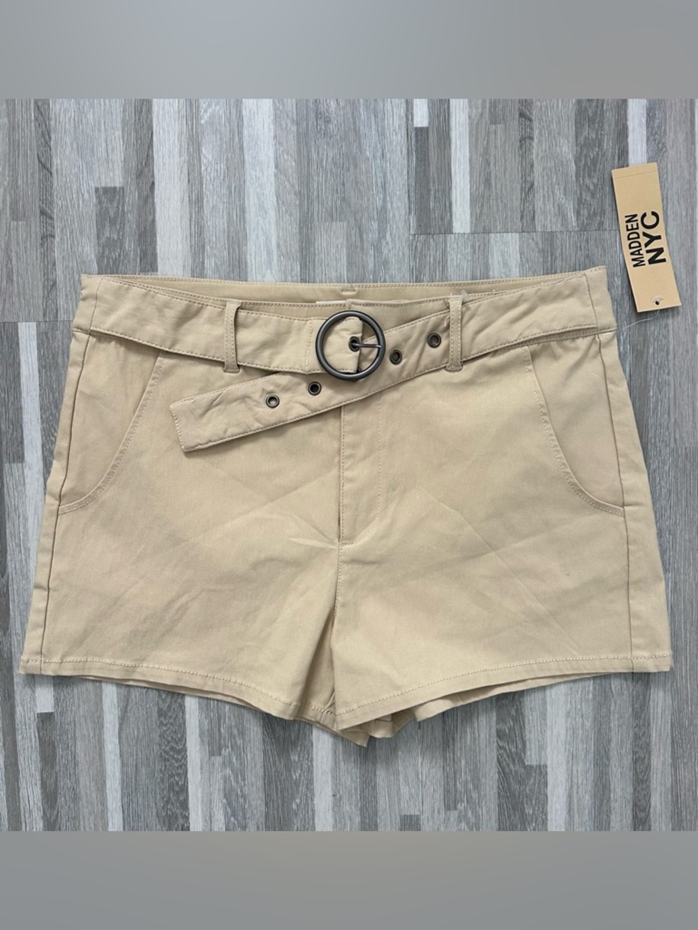 Madden NYC Women's High-Waisted Beige Shorts with Belt – NWT – Size XXL